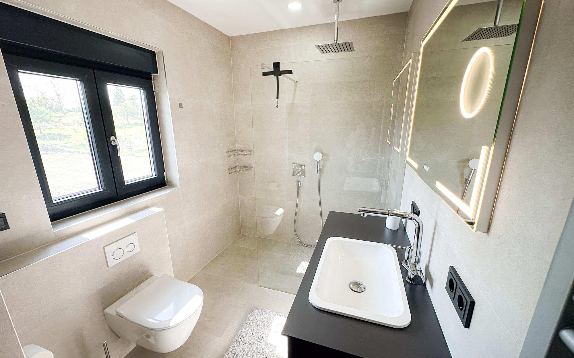 SuNhouse41-in-Kroatien-Badezimmer-mit-begehbarer-Dusche