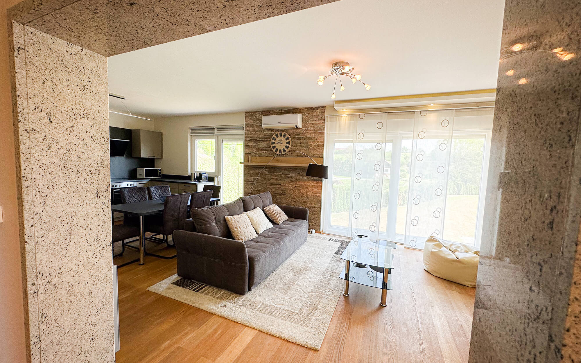 SuNhouse41-in-Kroatien-geräumiges-Wohnzimmer-Familienurlaub